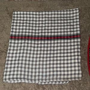 Women’s gray scarf